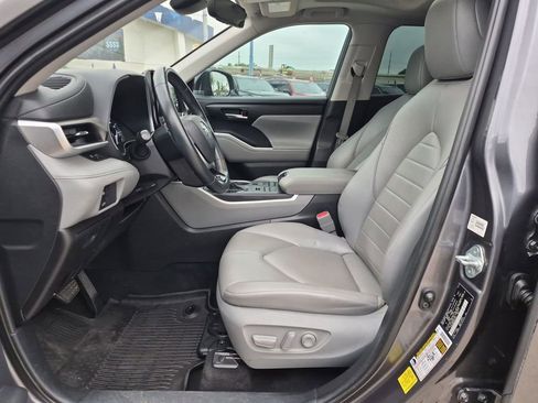 Used 2021 Toyota Highlander XLE image 11