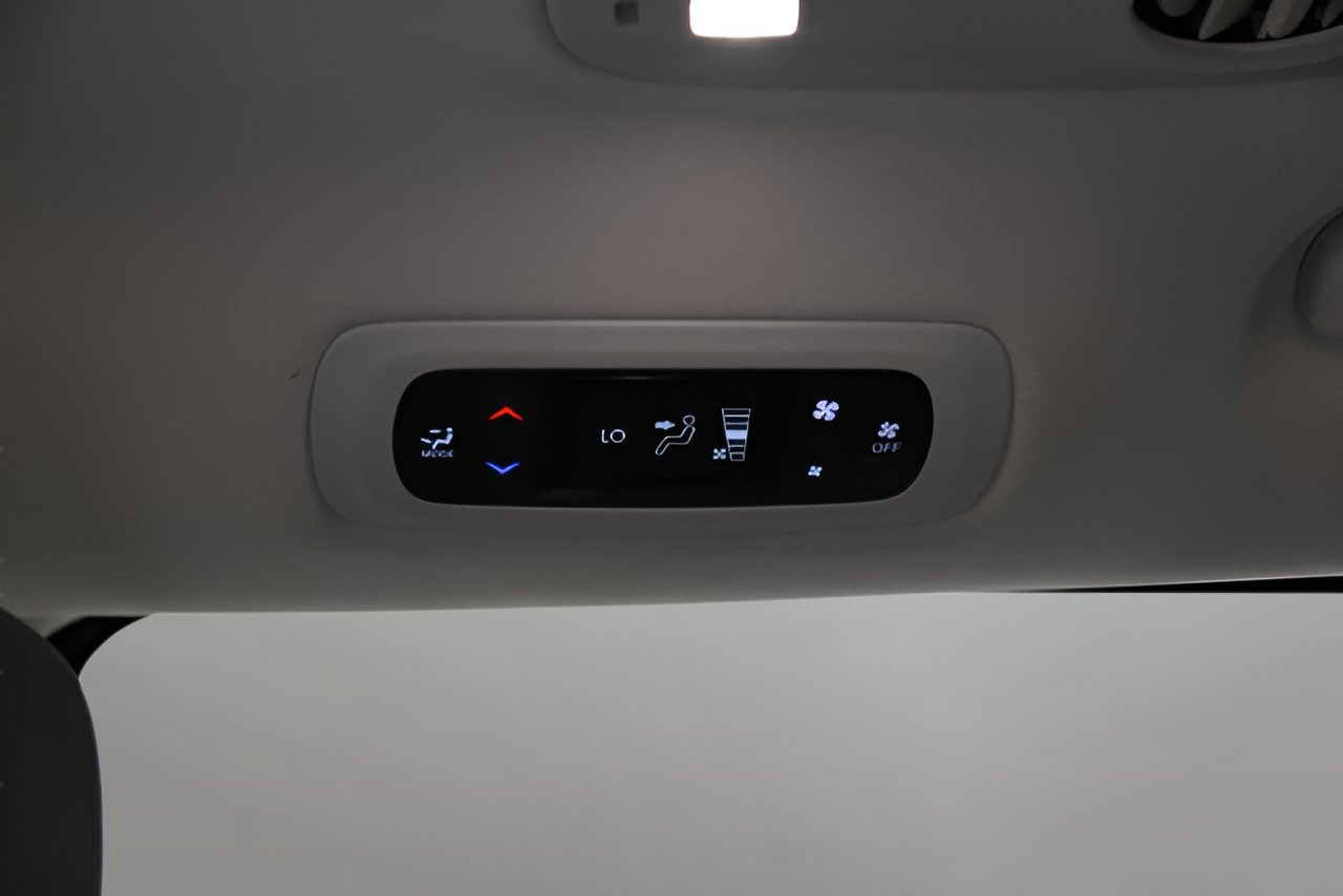 Used 2023 Chrysler Voyager LX FWD image 30