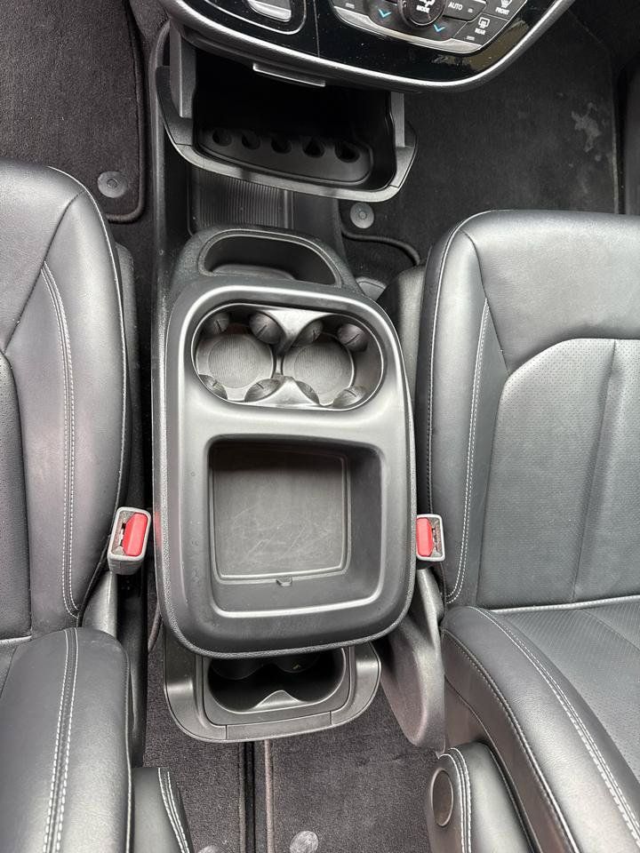 Used 2025 Chrysler Pacifica Select FWD image 15