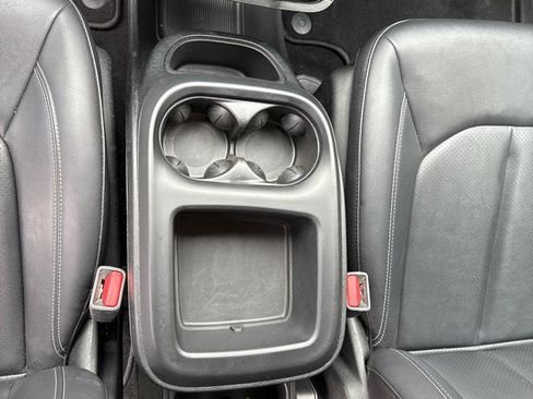 Used 2025 Chrysler Pacifica Select image 15