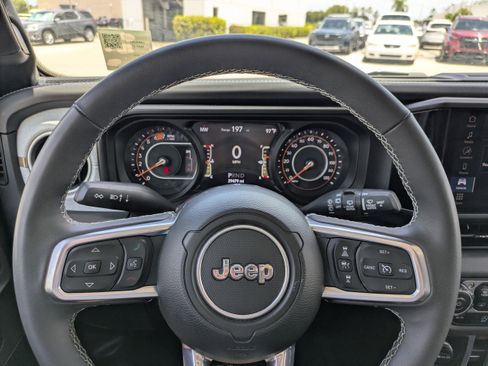 Used 2025 Jeep Wrangler Unlimited Sahara AWD/4WD image 21