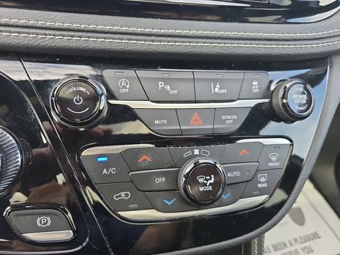 Used 2025 Chrysler Pacifica Limited FWD image 36