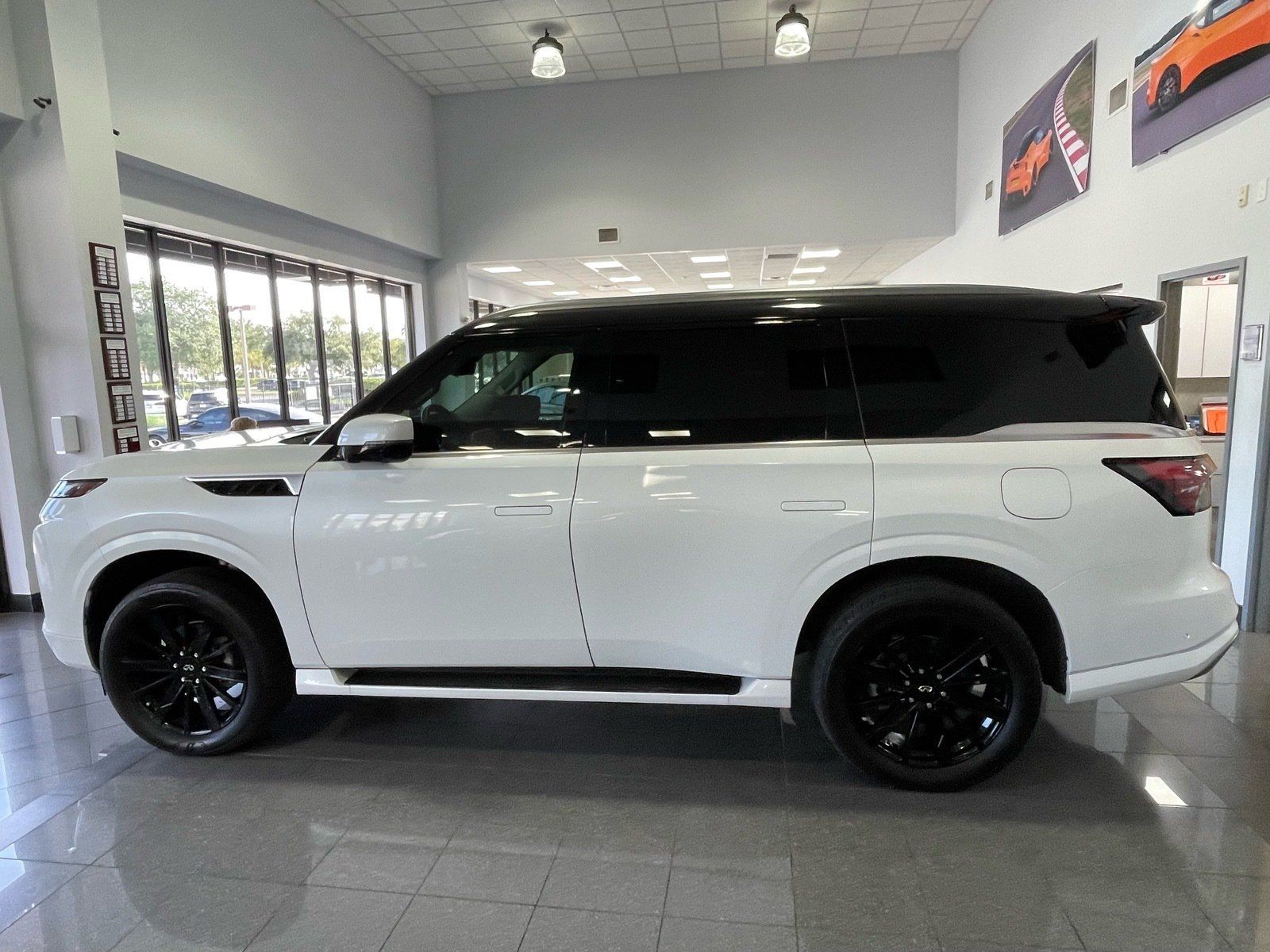 Used 2025 INFINITI QX80 Sensory AWD/4WD image 2