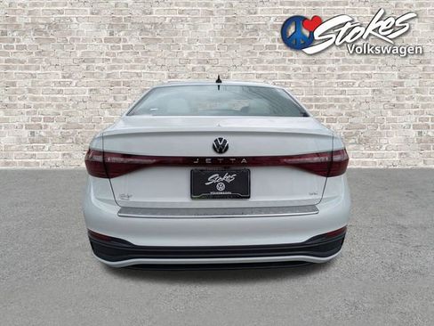 Certified 2025 Volkswagen Jetta SE FWD image 6