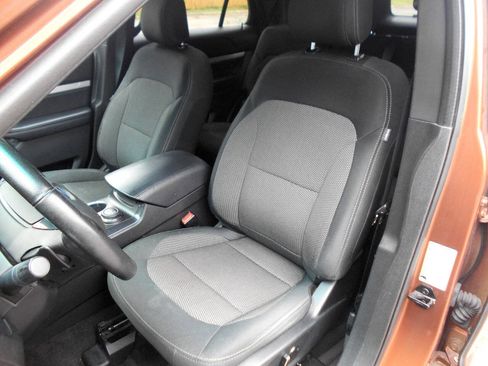 Used 2017 Ford Explorer XLT w/ Equipment Group 201A AWD/4WD image 10