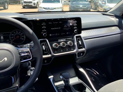 Used 2022 Kia Sorento LX image 7