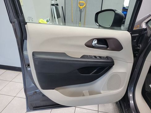 Used 2023 Chrysler Voyager LX image 35