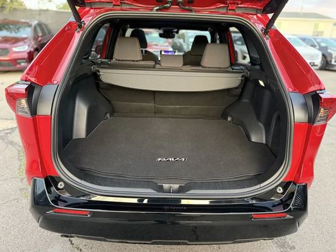 Used 2024 Toyota RAV4 SE image 16