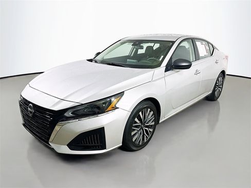 Used 2024 Nissan Altima 2.5 SV image 3