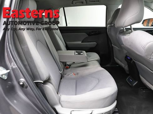 Used 2022 Toyota Highlander LE image 23