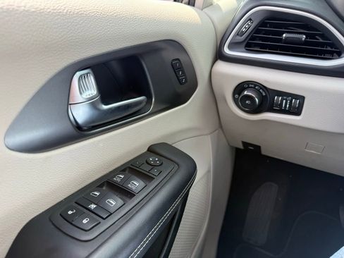Used 2023 Chrysler Pacifica Touring-L FWD image 10