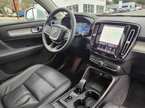 Certified 2025 Volvo XC40 B5 Core w/ Protection Package Premier image 11