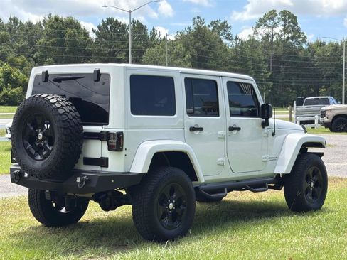 Used 2017 Jeep Wrangler Unlimited Sahara w/ Connectivity Group AWD/4WD image 6
