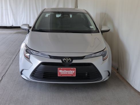 Used 2024 Toyota Corolla LE w/ LE Convenience Package FWD image 3