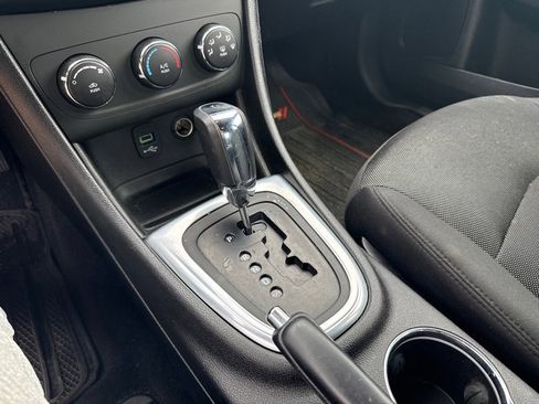 Used 2013 Dodge Avenger SE FWD image 16