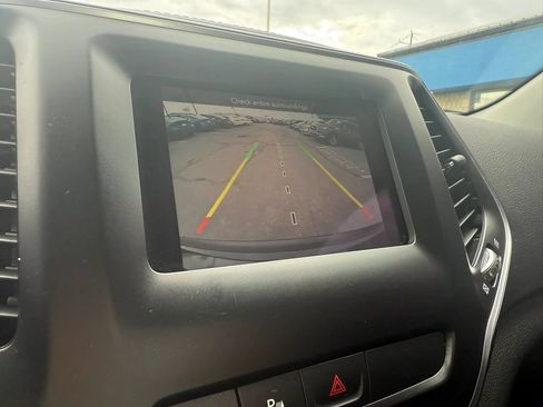 Used 2019 Jeep Cherokee Latitude w/ Popular Appearance Group AWD/4WD image 13
