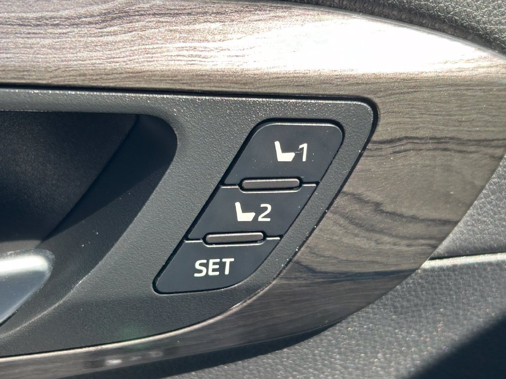 Used 2024 Toyota Highlander Platinum FWD image 29