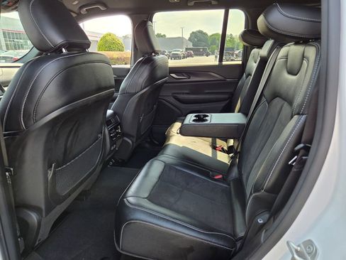 Used 2023 Jeep Grand Cherokee Altitude image 5