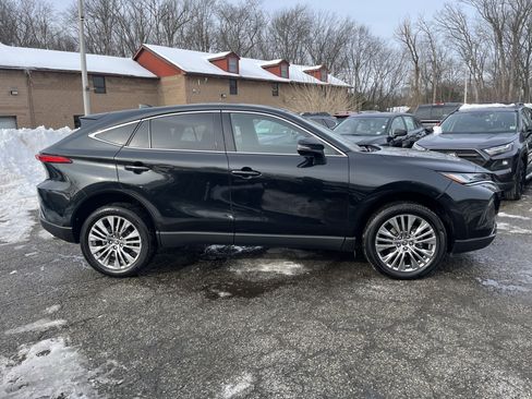 Used 2023 Toyota Venza Limited image 5