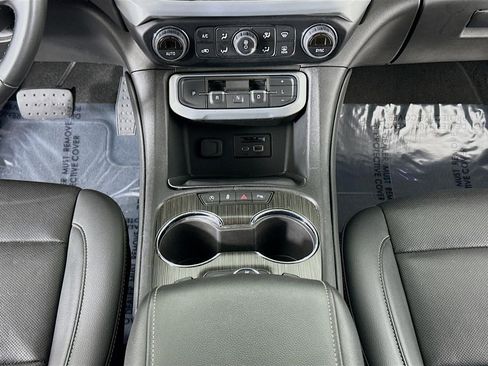 Used 2023 GMC Acadia SLT image 16