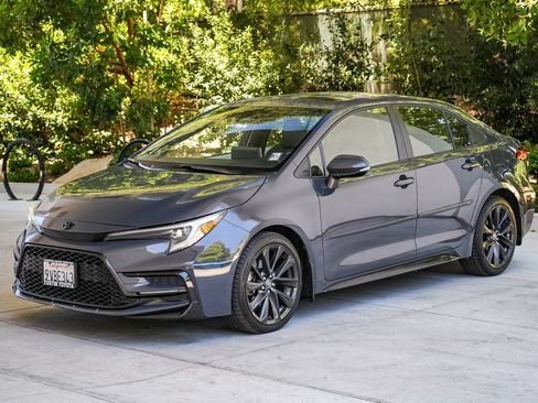 Used 2025 Toyota Corolla SE w/ SE Premium Package FWD image 3
