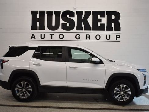 Used 2025 Chevrolet Equinox LT AWD/4WD image 2