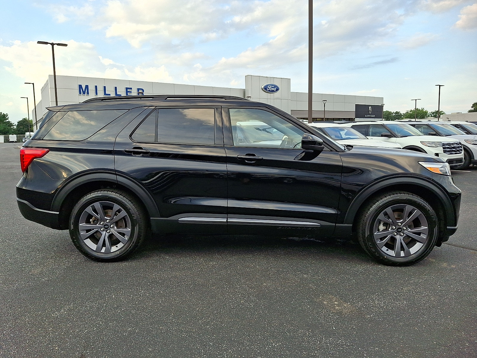 Certified 2023 Ford Explorer XLT w/ Equipment Group 202A AWD/4WD image 7