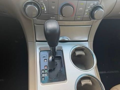 Used 2012 Toyota Highlander FWD w/ Tech Pkg image 10