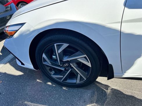 Used 2025 Hyundai Elantra SEL image 31