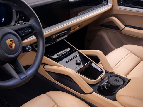 Certified 2024 Porsche Cayenne AWD/4WD image 13