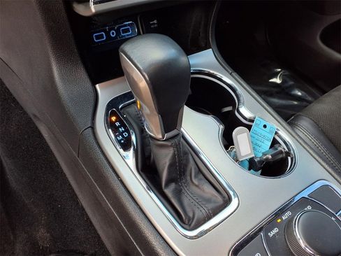 Used 2022 Jeep Grand Cherokee Laredo X image 23