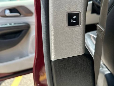 Used 2017 Chrysler Pacifica Touring-L Plus FWD image 16