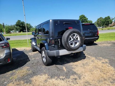 Used 2013 Jeep Wrangler Unlimited Sahara w/ Connectivity Group AWD/4WD image 4