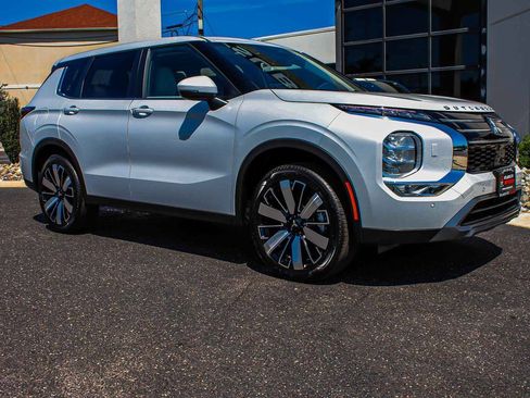 New 2025 Mitsubishi Outlander SE image 3