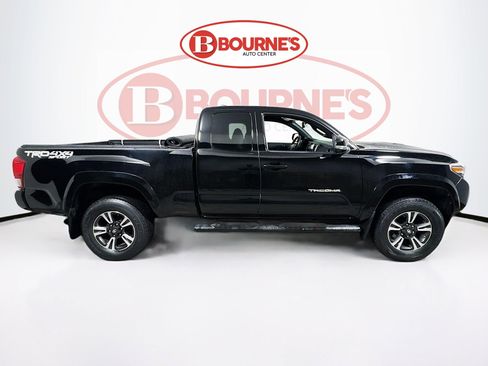 Used 2016 Toyota Tacoma TRD Sport image 11