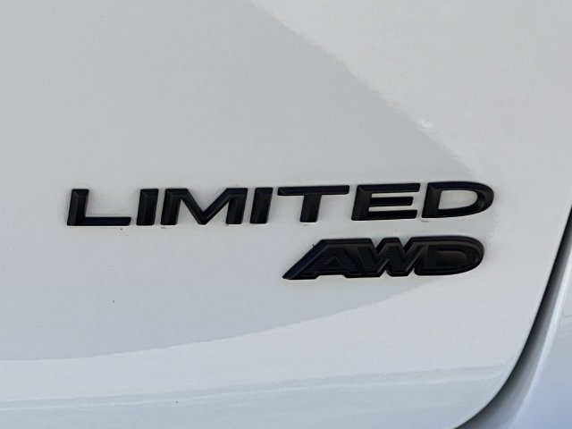 Used 2023 Chrysler Pacifica Limited w/ Uconnect Theater Family Group AWD/4WD image 2