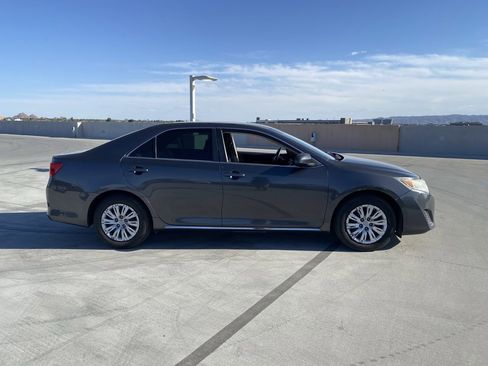 Used 2014 Toyota Camry LE image 3