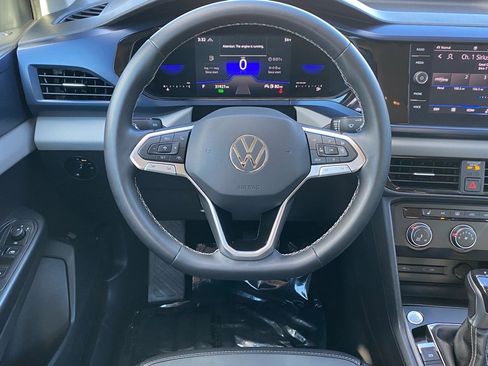 Certified 2022 Volkswagen Taos SE image 5