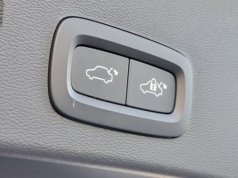 Used 2023 Volvo XC40 Recharge Ultimate image 15