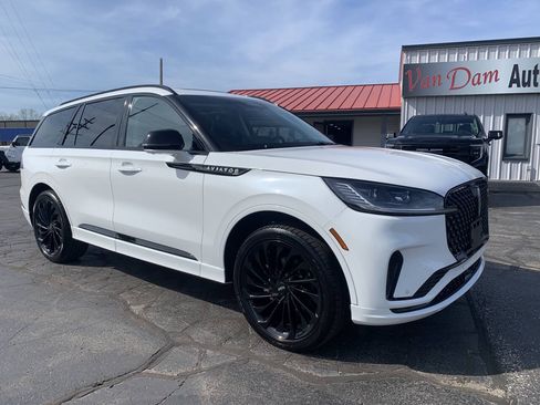 Used 2025 Lincoln Aviator Reserve w/ Luxury Package AWD/4WD image 3