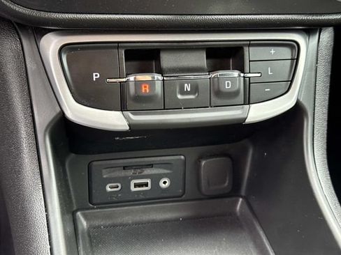 Used 2022 GMC Terrain SLT w/ Infotainment Package II FWD image 16
