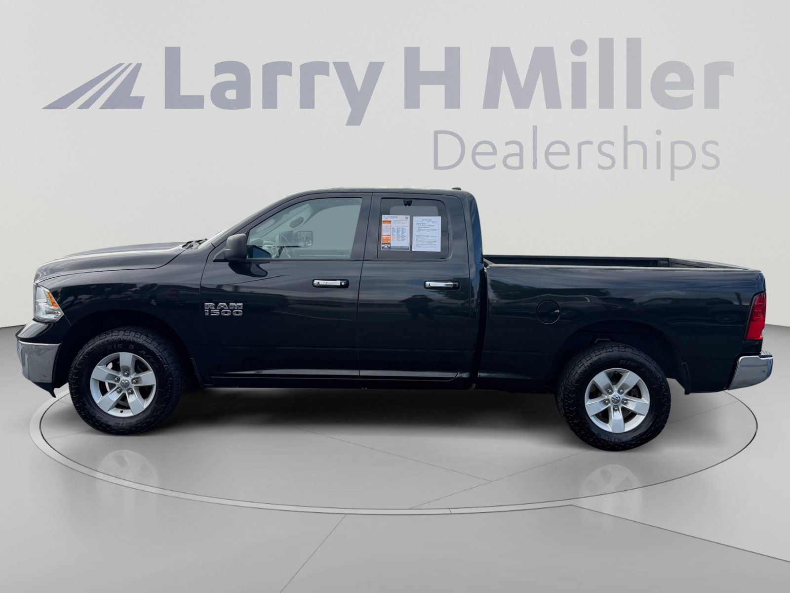 Used 2018 RAM 1500 Classic SLT AWD/4WD image 2
