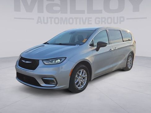 Used 2024 Chrysler Pacifica Touring-L FWD image 1
