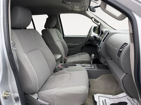 Used 2016 Nissan Frontier SV image 12