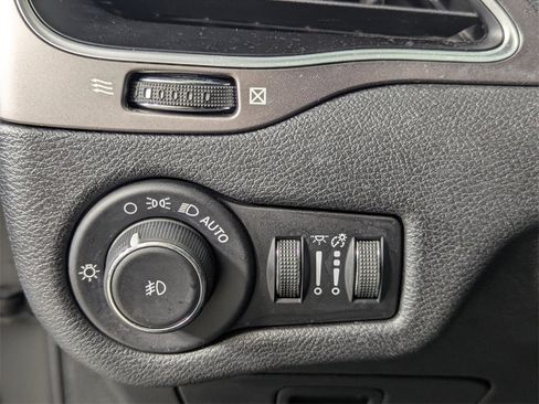 Used 2020 Jeep Cherokee Latitude Plus image 13