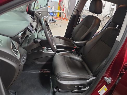 Used 2022 Chevrolet Trax LT w/ LT Convenience Package image 14