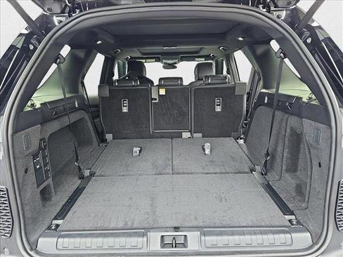 New 2025 Land Rover Discovery Dynamic SE image 14