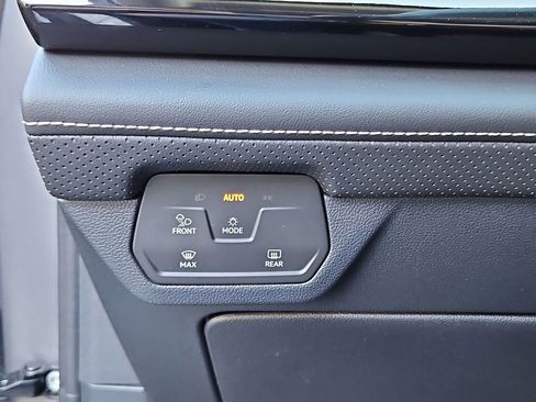 Used 2025 Volkswagen Atlas SE image 13