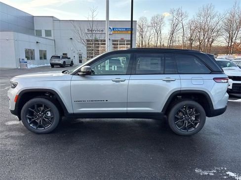 New 2025 Jeep Grand Cherokee Limited image 3