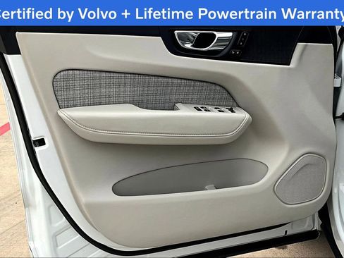 Used 2022 Volvo XC60 B5 Momentum image 23